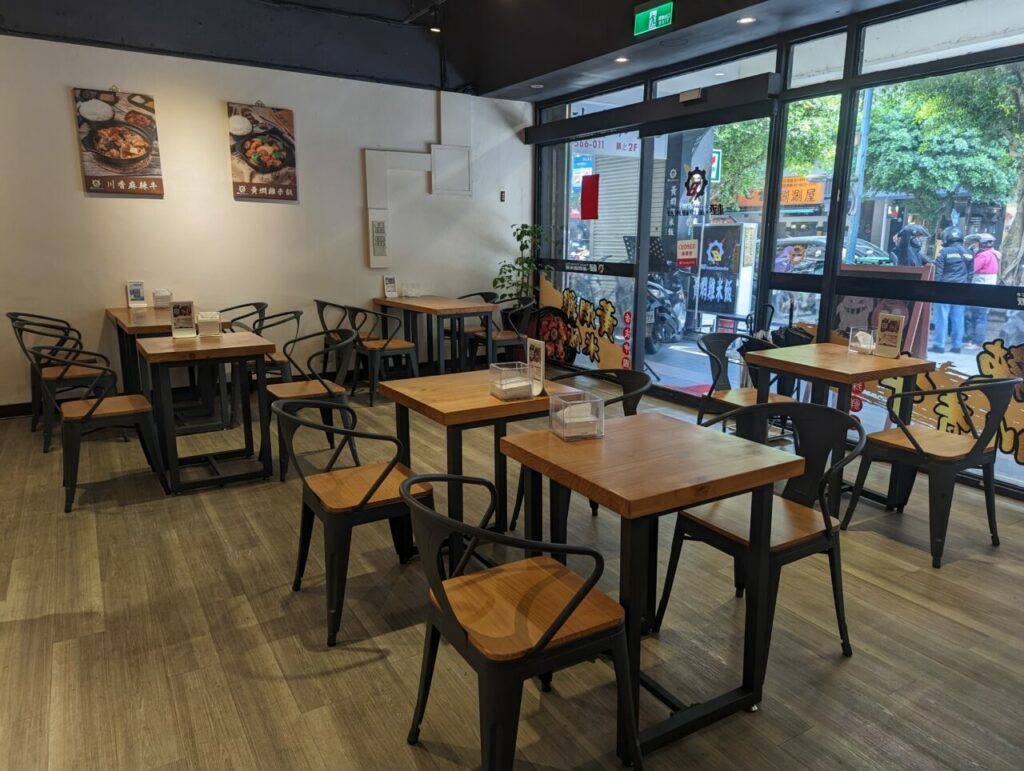 極·黃燜雞米飯新店三民店的用餐環境